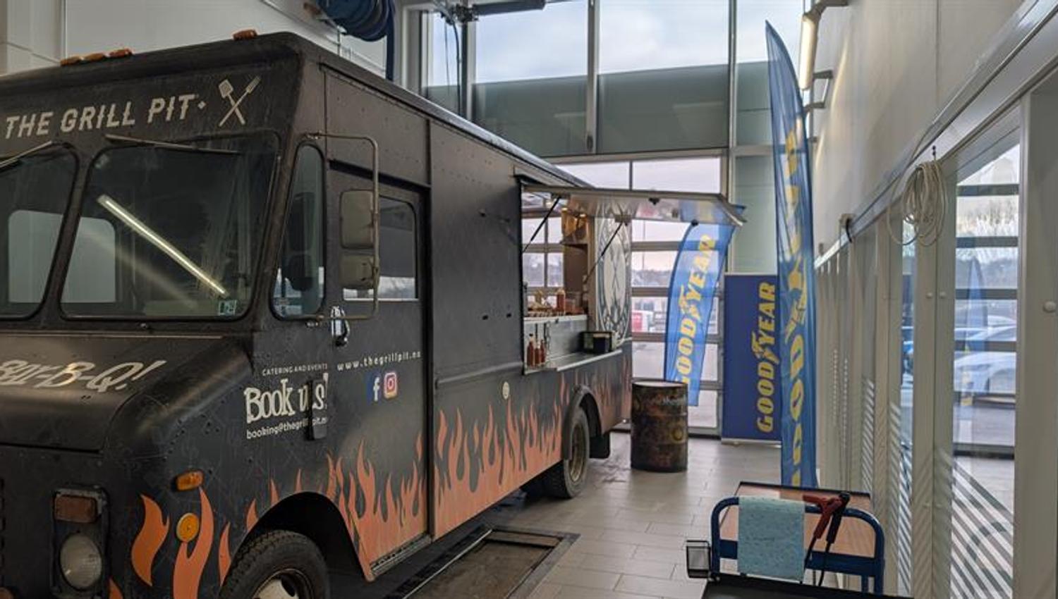 Foodtruck fra The Grill Pit parkert ved et arrangement.