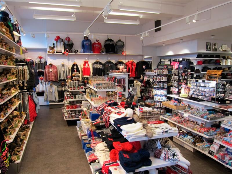 Diverse suvenirer for salg i butikken.
