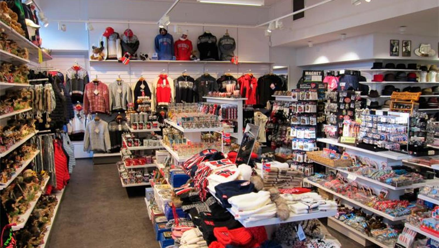 Diverse suvenirer for salg i butikken.