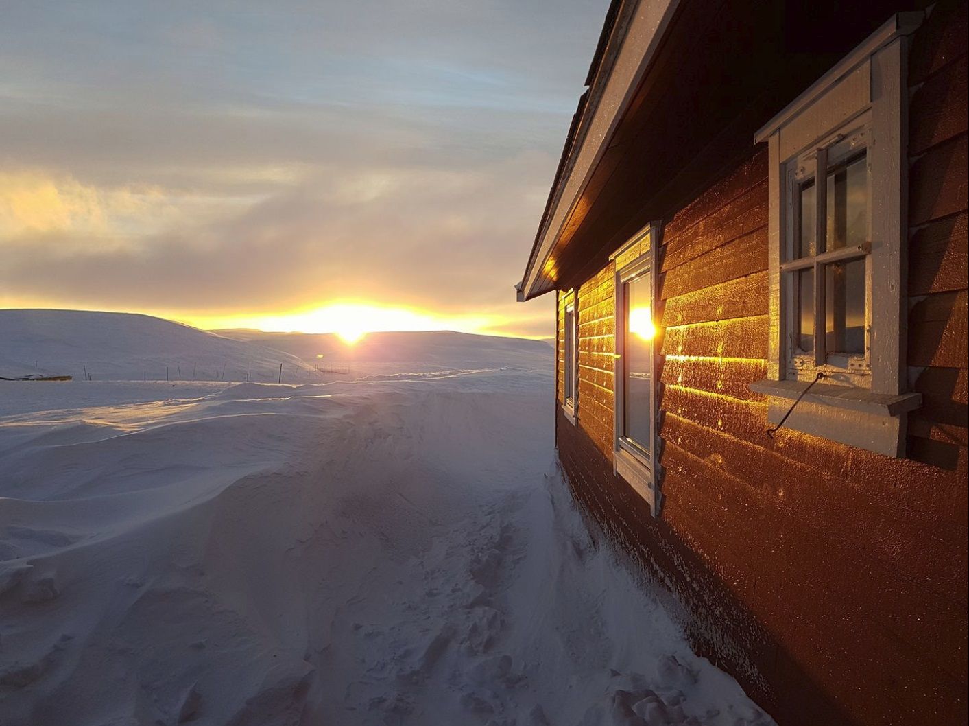 Dyranut Fjellstova during a snowy sunset.