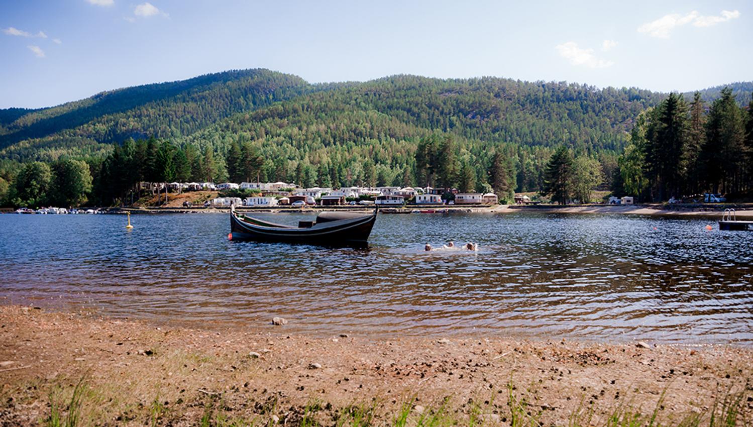 Seljordvatn og Telnessanden camping i bakgrunn