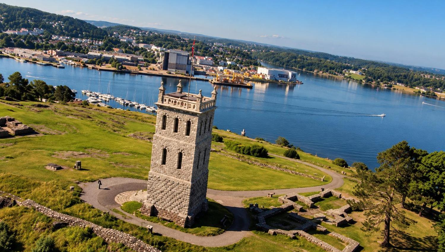 Flyfoto av Slottsfjelltårnet og ruinene på Slottsfjellet, med utsikt over Tønsberg og Byfjorden.