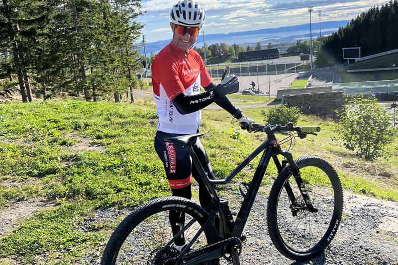 Mann med MTB-sykkel ved Holmenkollen