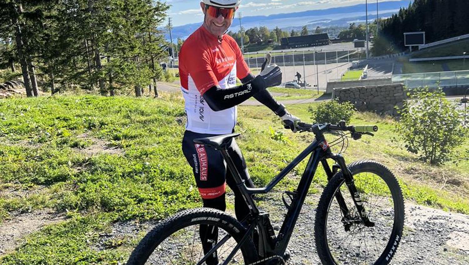 Mann med MTB-sykkel ved Holmenkollen