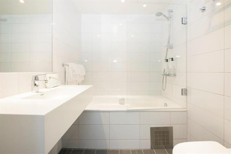 bathroom with bathtub