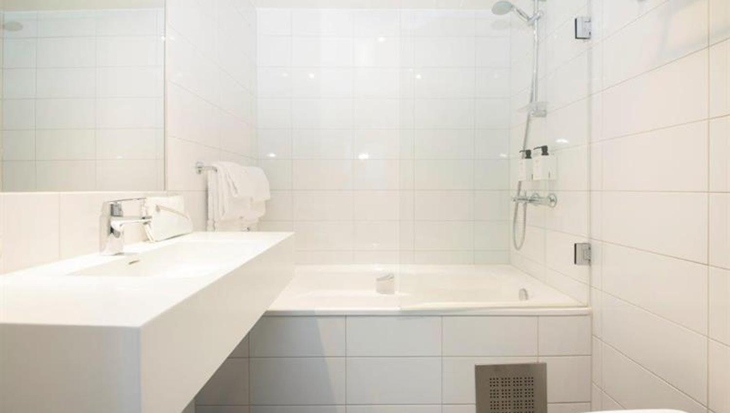 bathroom with bathtub