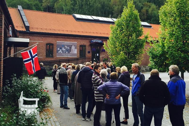 Samling av mennesker utenfor.