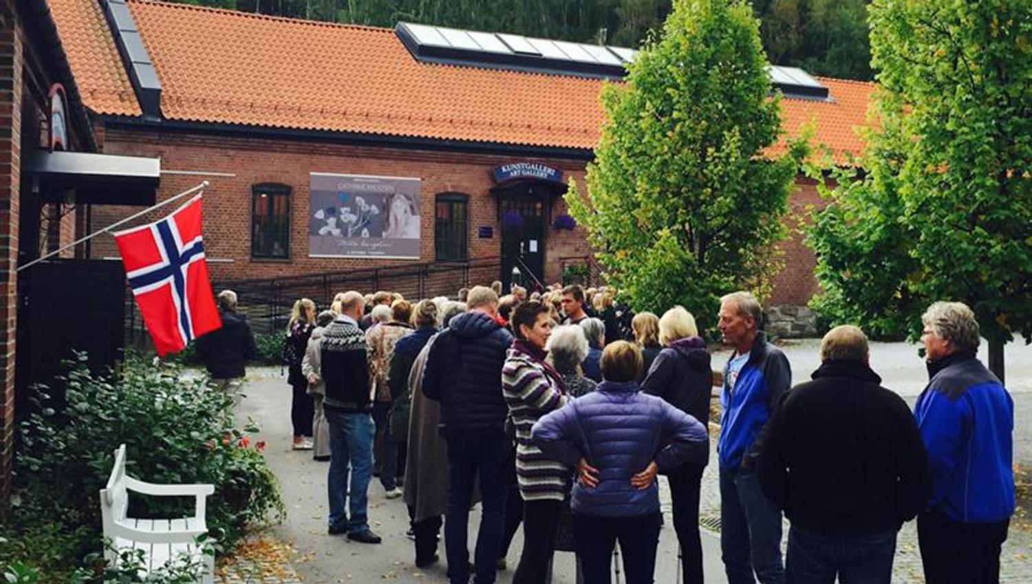 Samling av mennesker utenfor.
