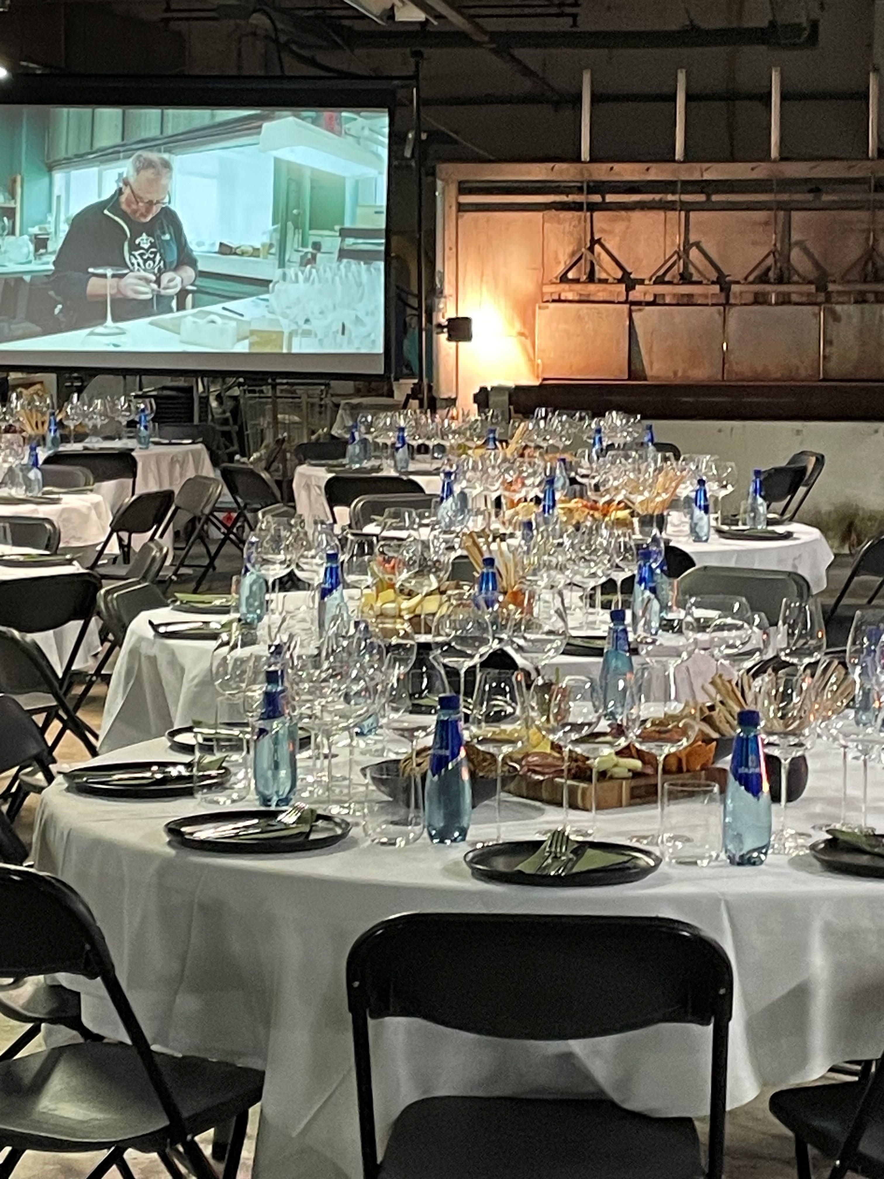 Vakkert dekket bord for gruppe på Hadeland Glassverk.