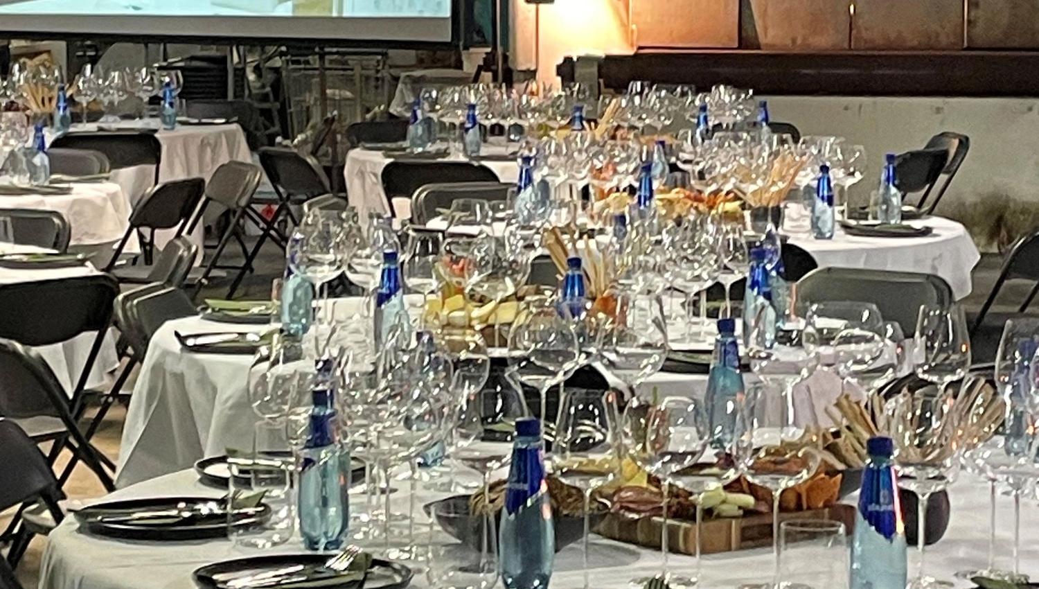 Vakkert dekket bord for gruppe på Hadeland Glassverk.