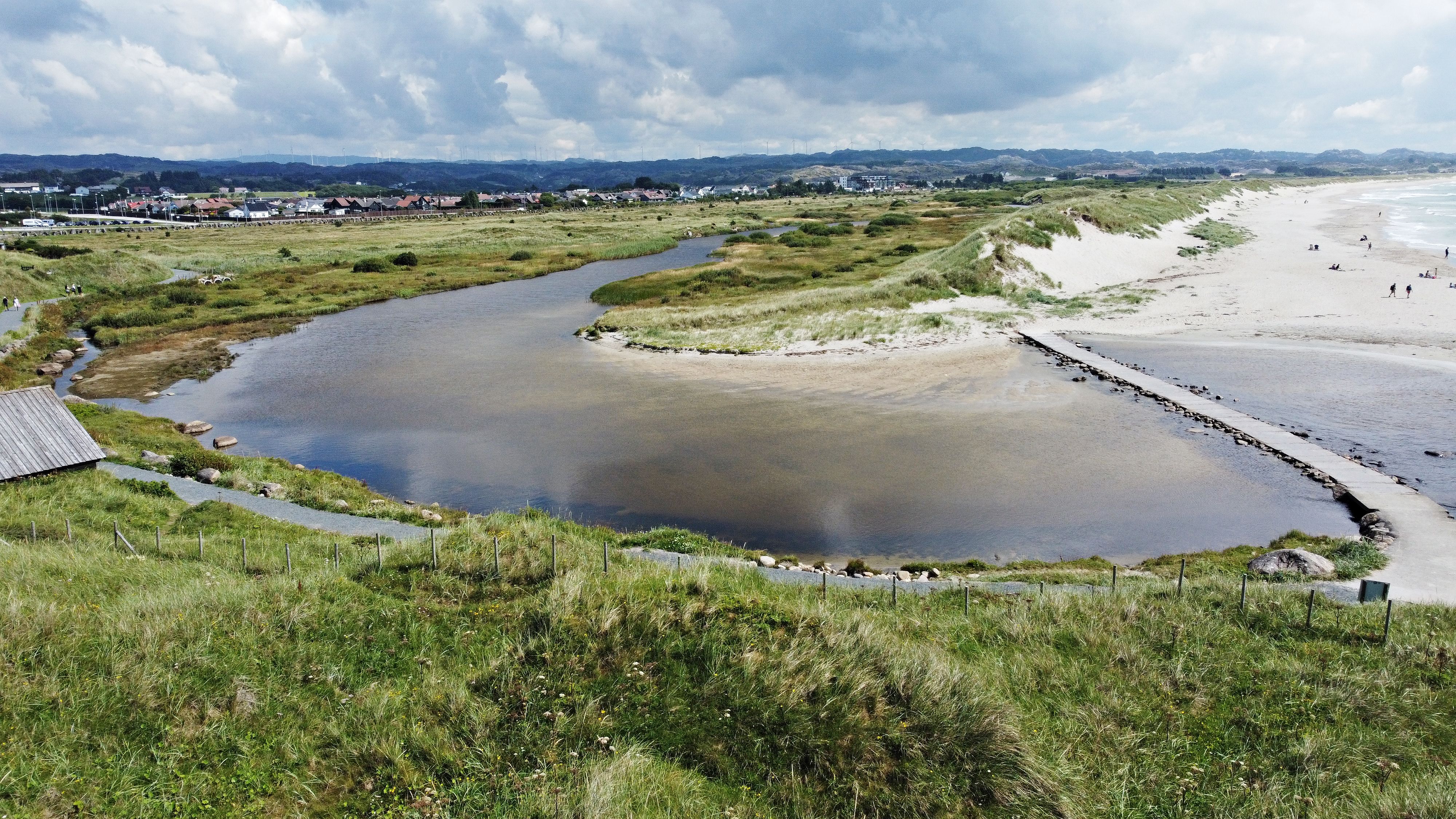 Hinter den Dünen findest du ein tiefliegendes Feuchtgebiet und die Küstenwasserlagune Vaulen