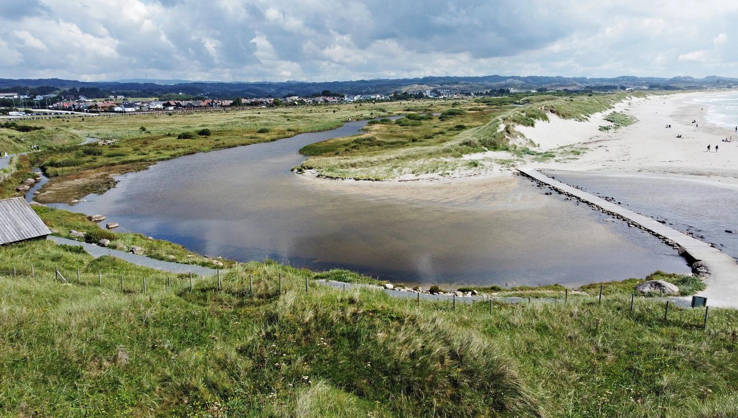Hinter den Dünen findest du ein tiefliegendes Feuchtgebiet und die Küstenwasserlagune Vaulen