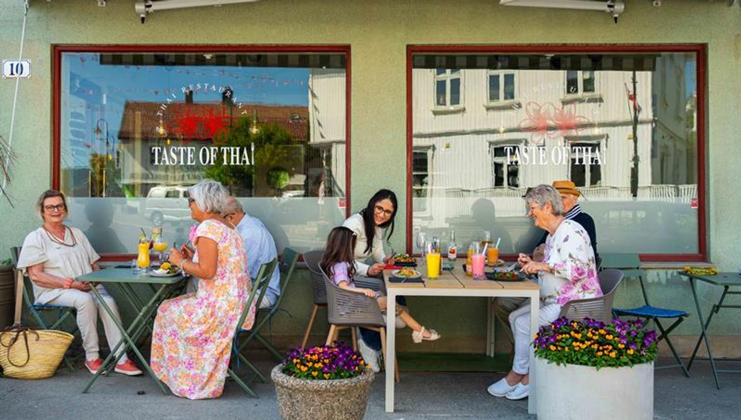 Mennesker som koser seg med god thaimat på Taste of Thai.