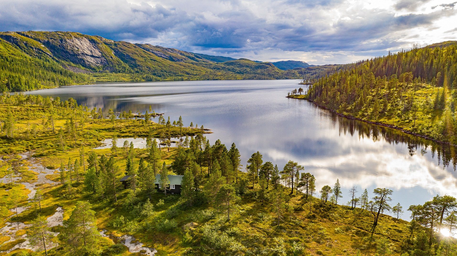 Kvernsjøhytta cabin and lake Kvernsjøen in Snåsa