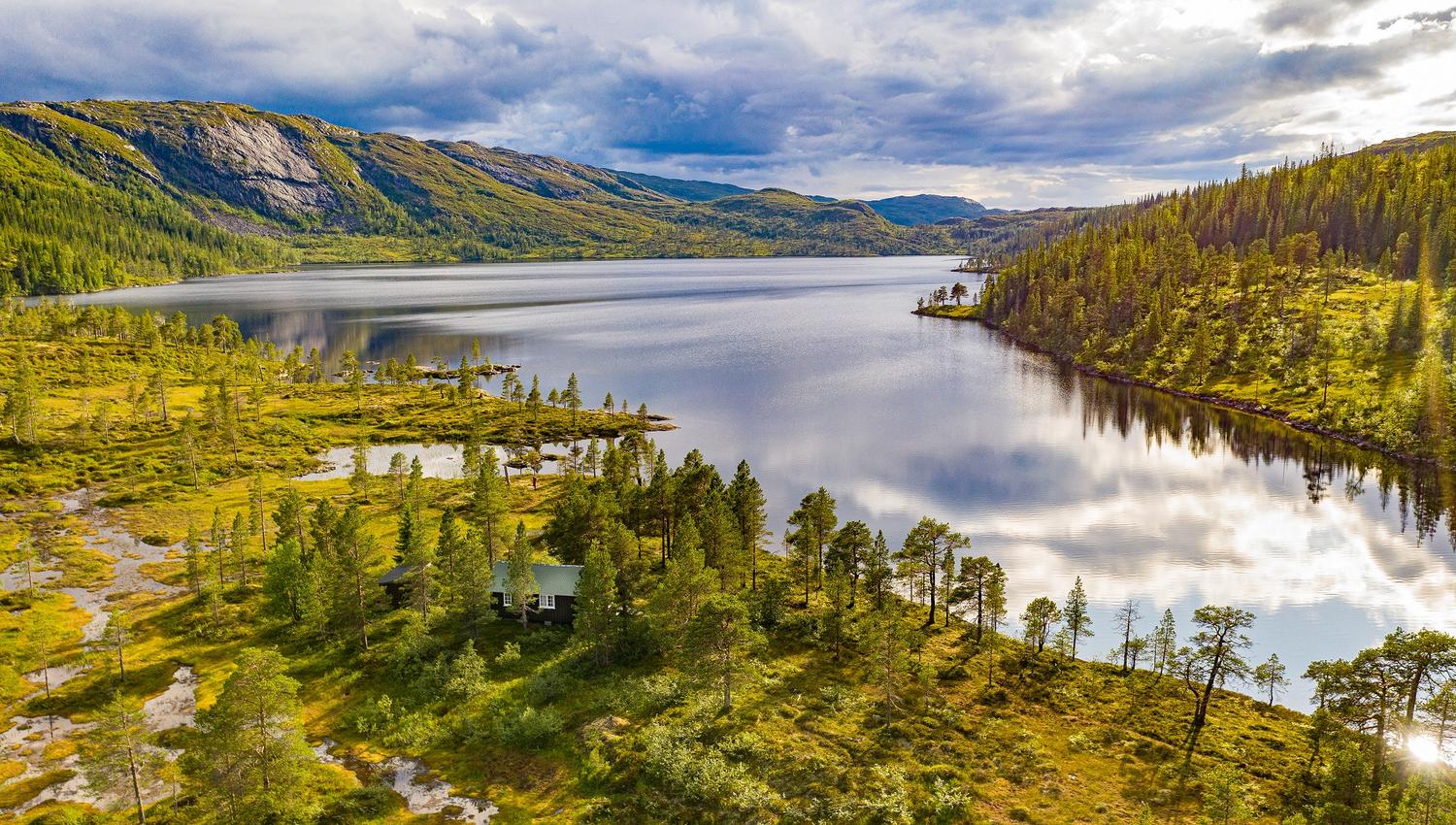 Kvernsjøhytta cabin and lake Kvernsjøen in Snåsa