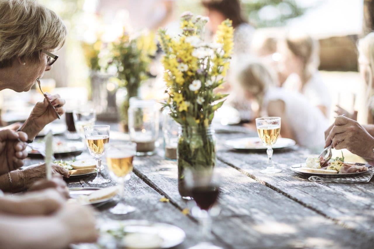 Sommerstemning rundt langbordet