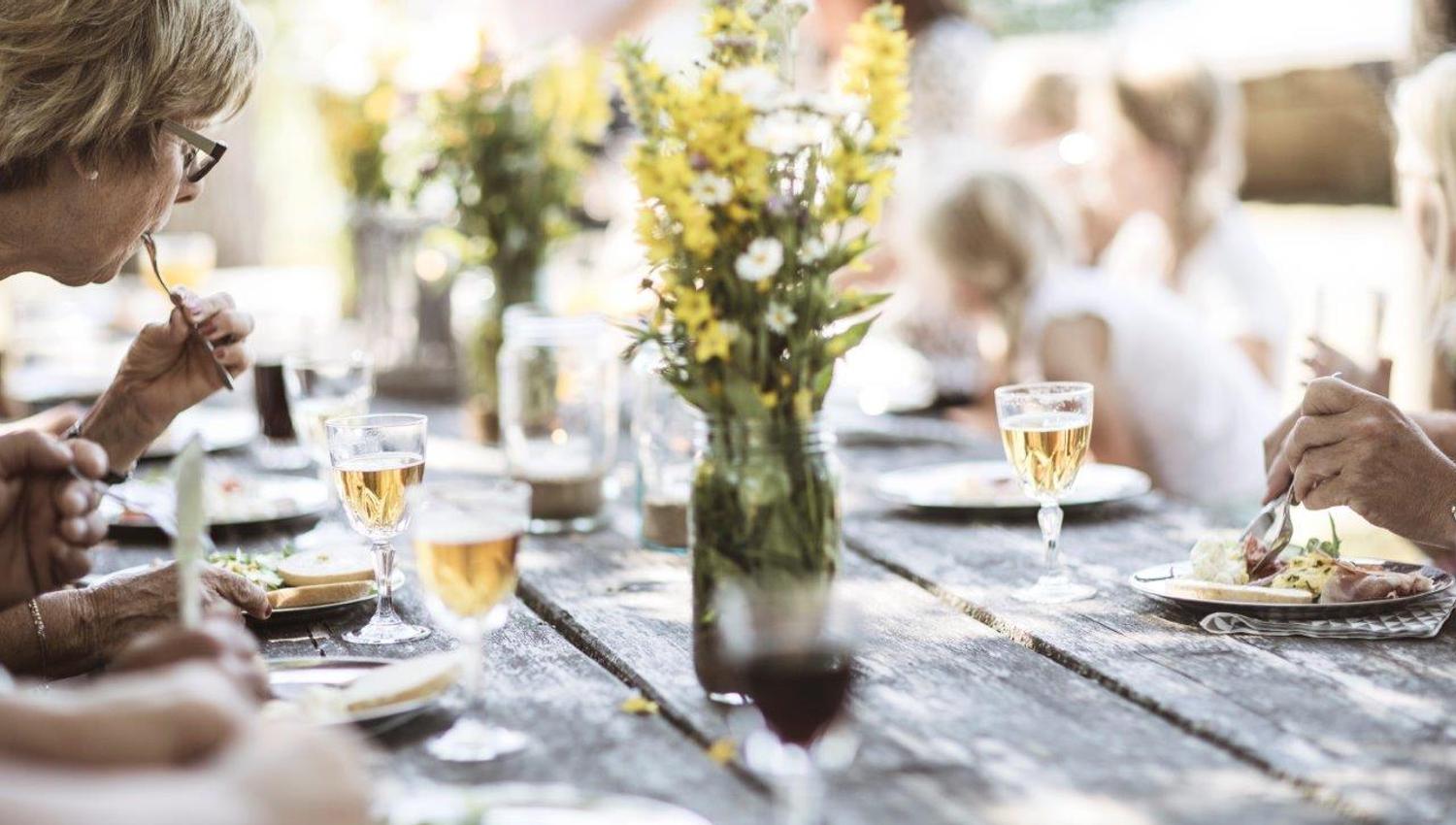 Sommerstemning rundt langbordet