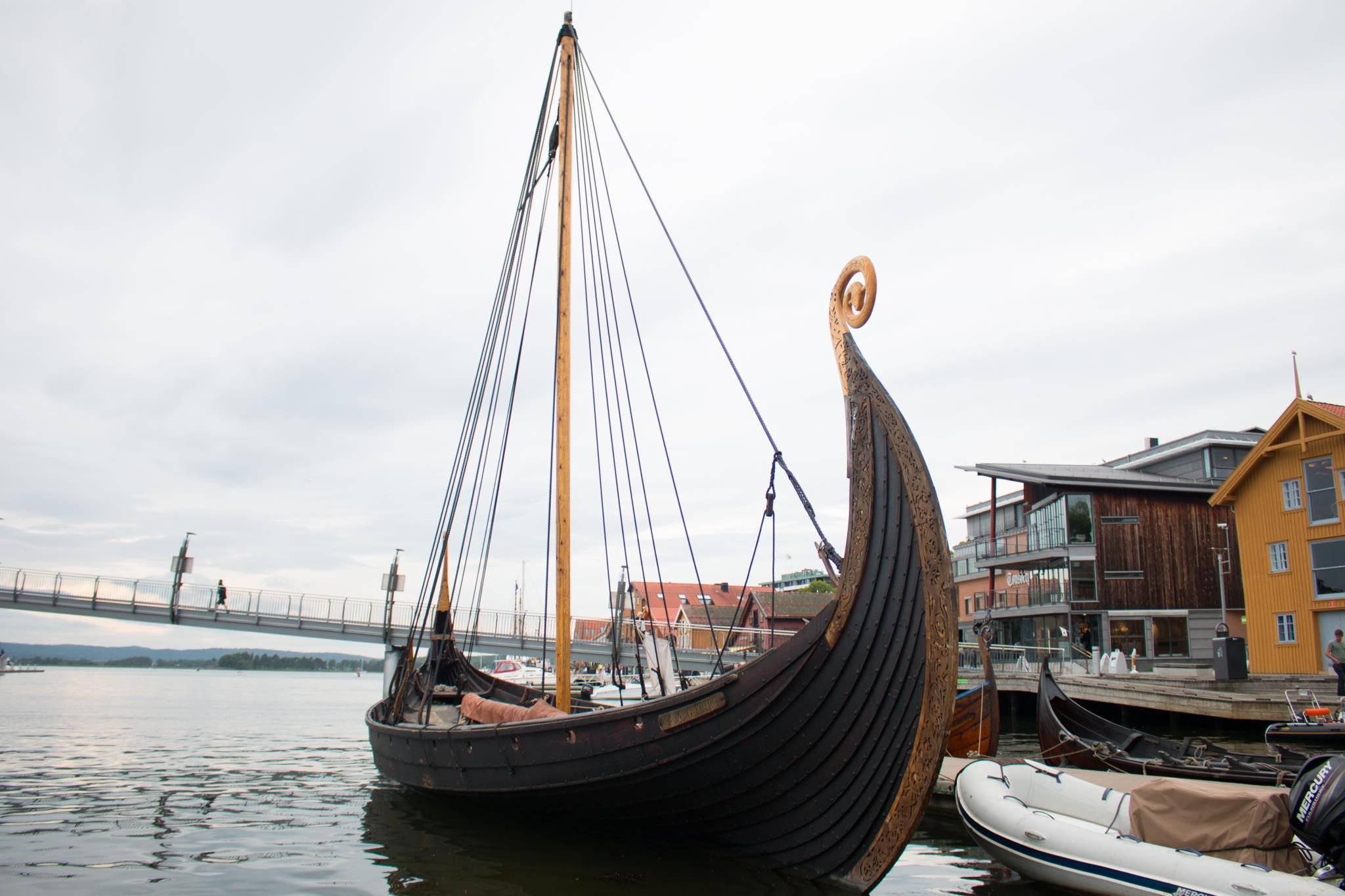 Vikingskipet Saga Oseberg på brygga i Tønsberg