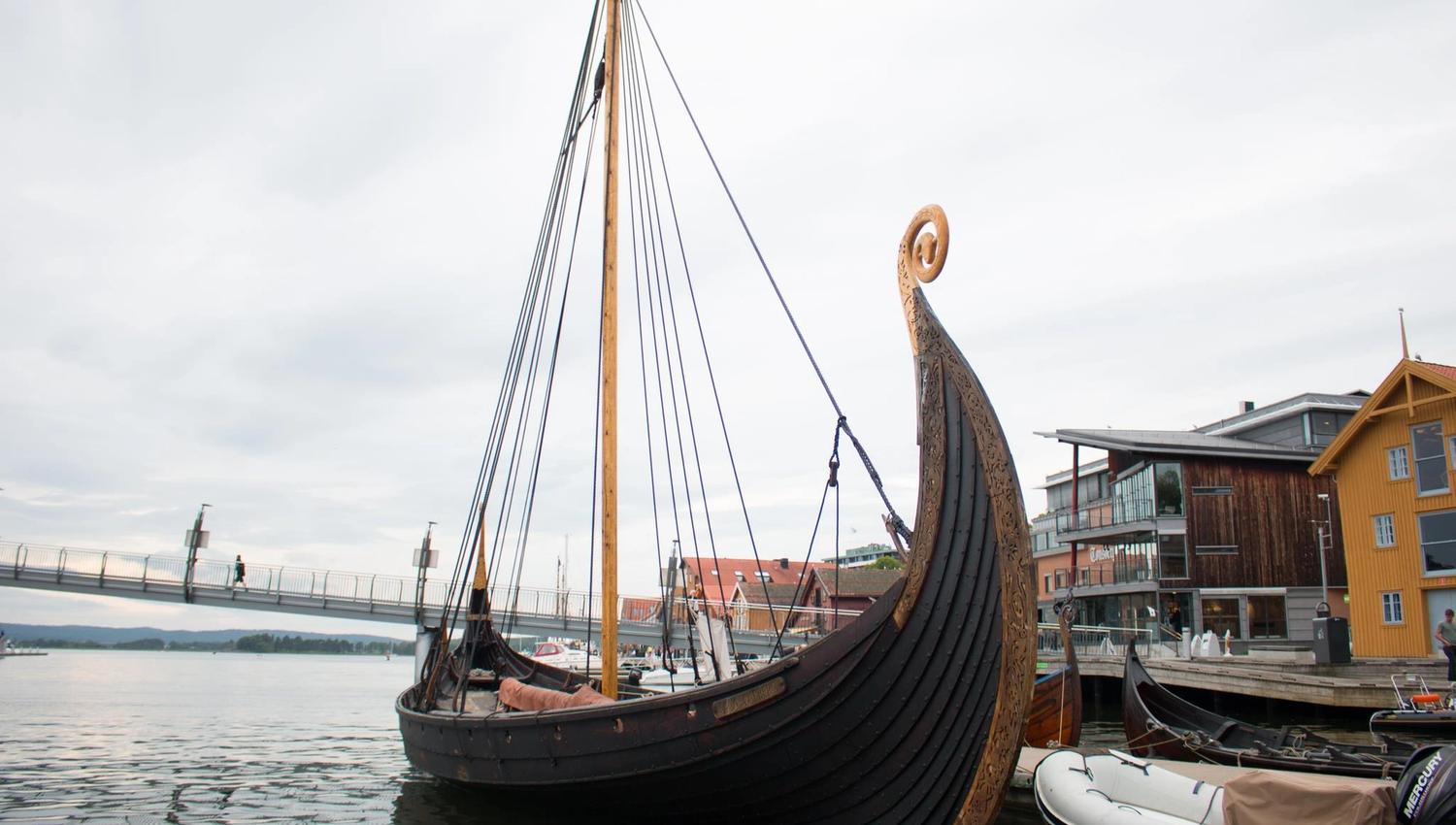 Vikingskipet Saga Oseberg på brygga i Tønsberg