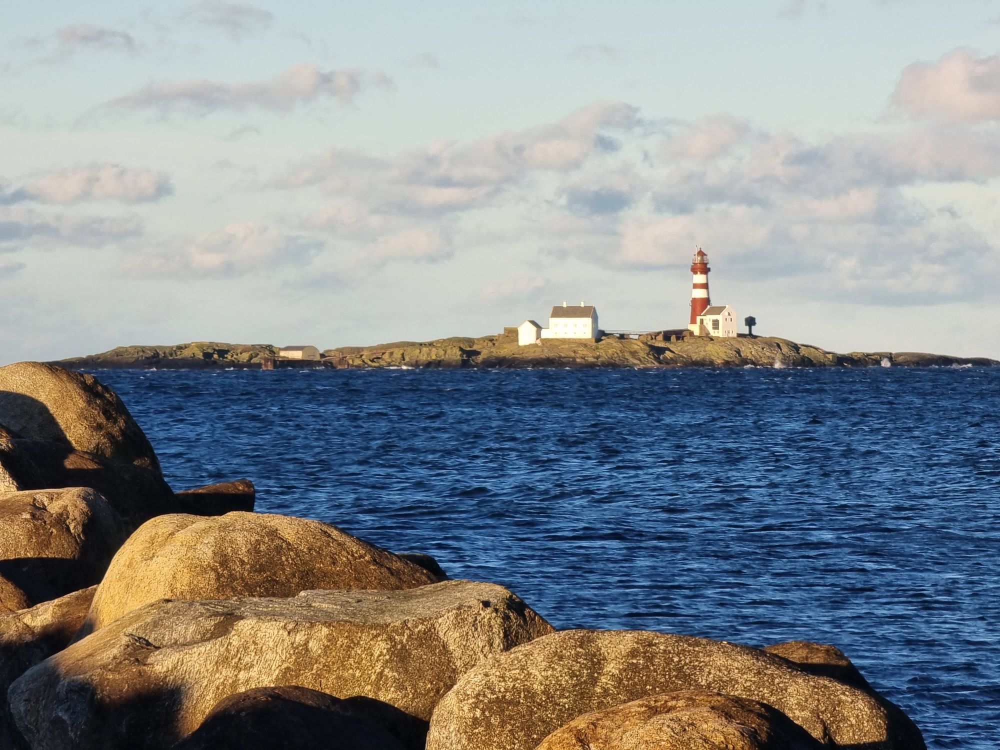 Der Hafen von Sele mit Blick auf den Leuchtturm von Feistein