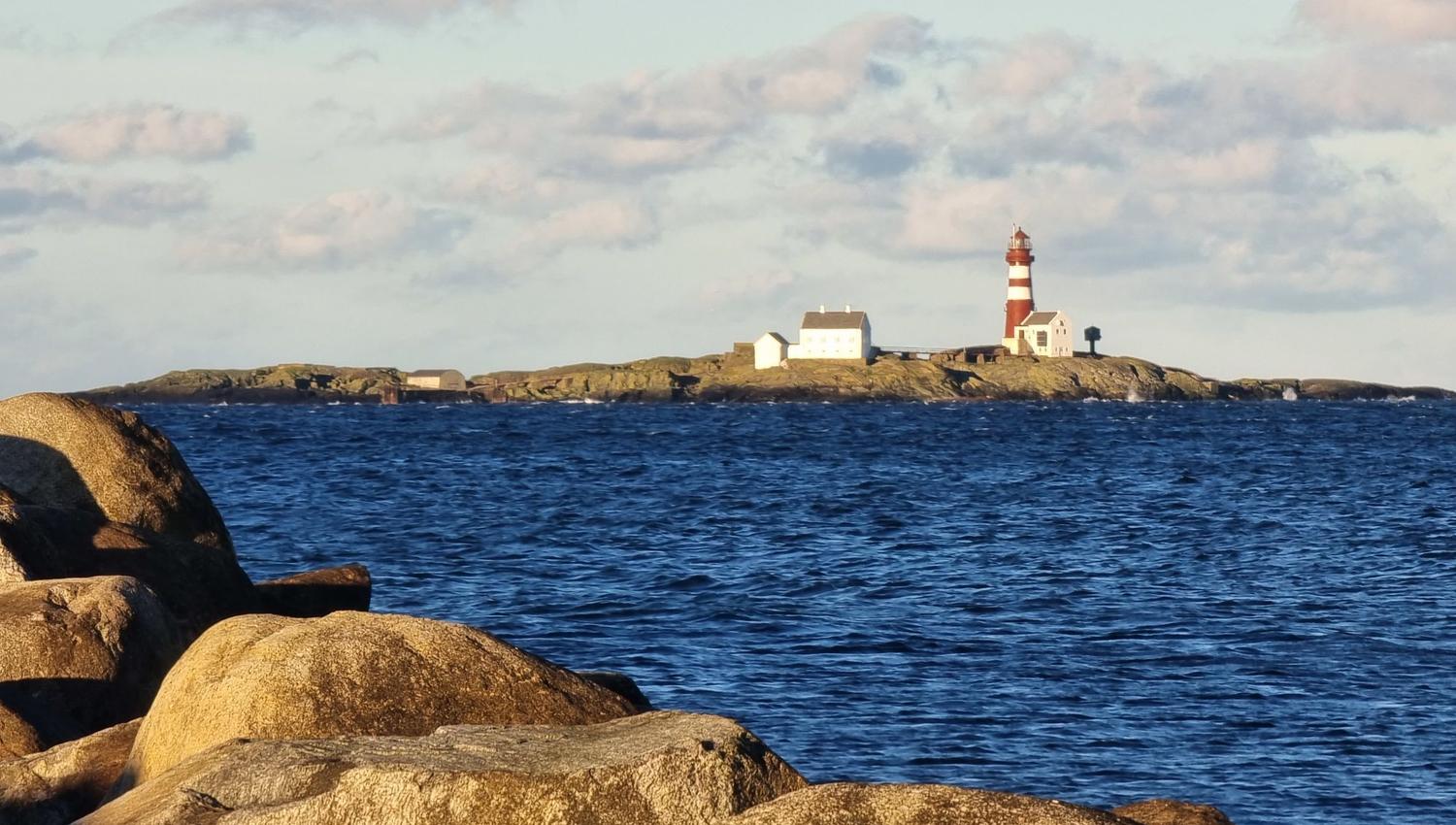 Der Hafen von Sele mit Blick auf den Leuchtturm von Feistein