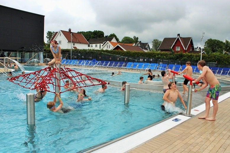 multiple kids in swimming pool