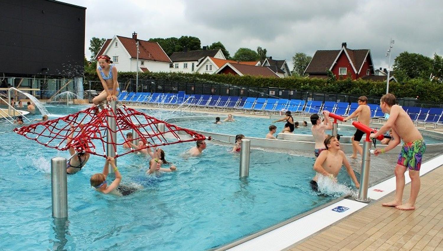 multiple kids in swimming pool