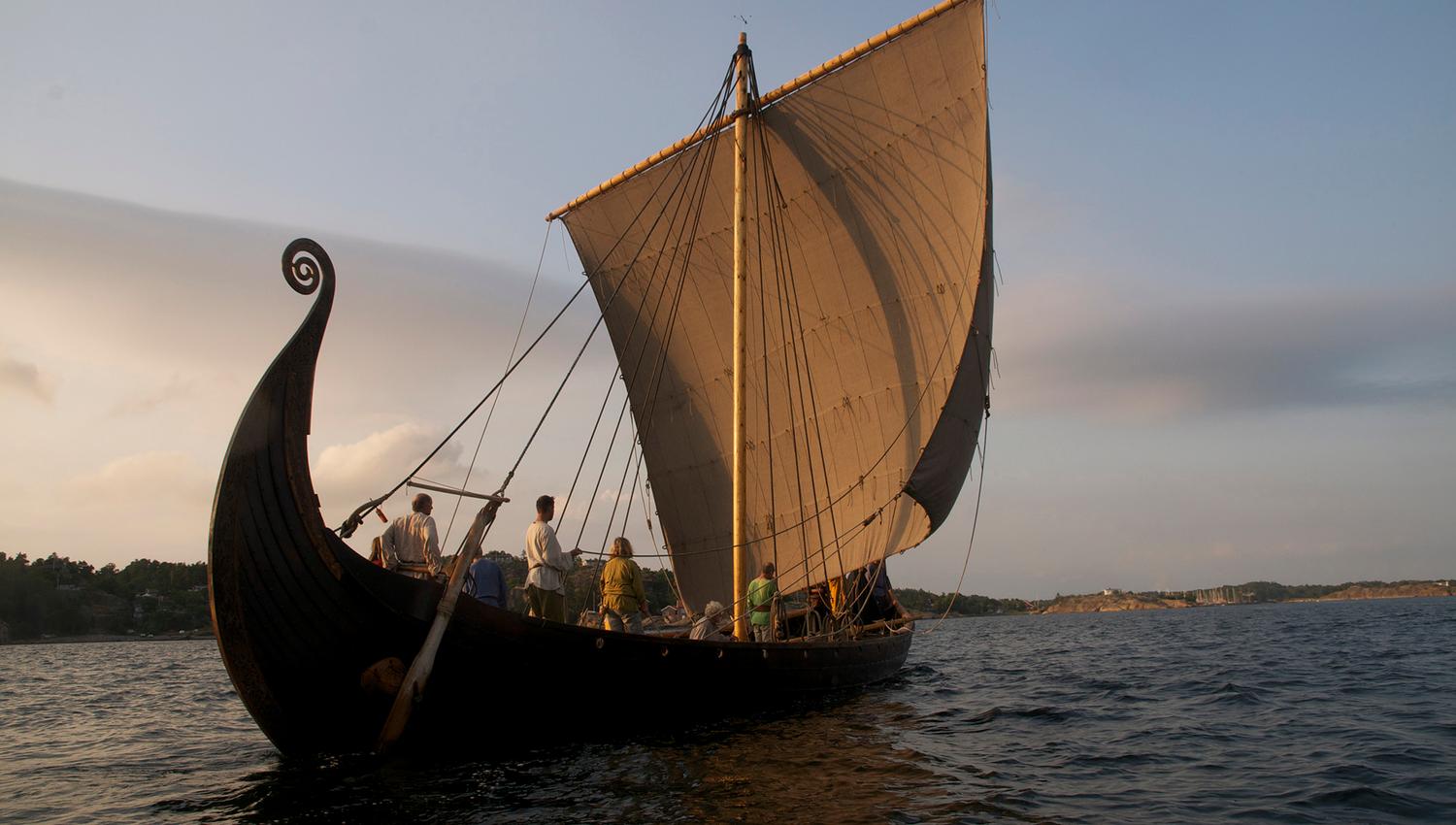 Vikingskipet Saga Oseberg på vann