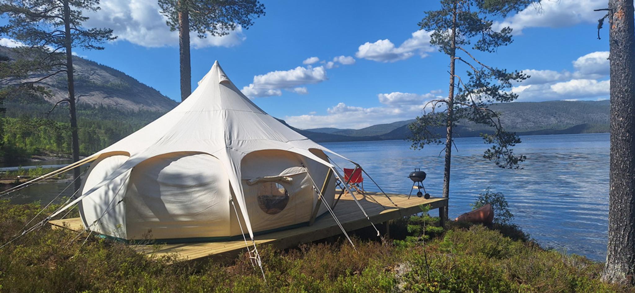 Glampingtelt rett ved vannet