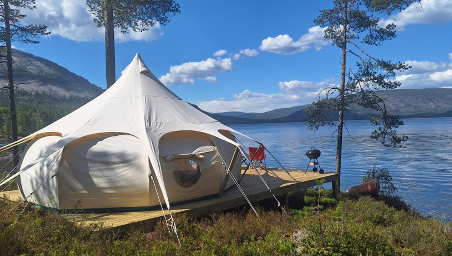 Glampingtelt rett ved vannet