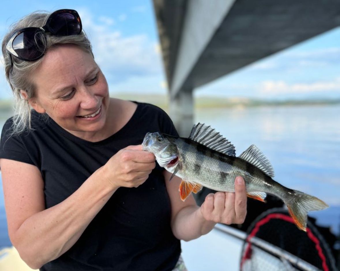 Go fishing_dame og fisk under Mjøsbrua