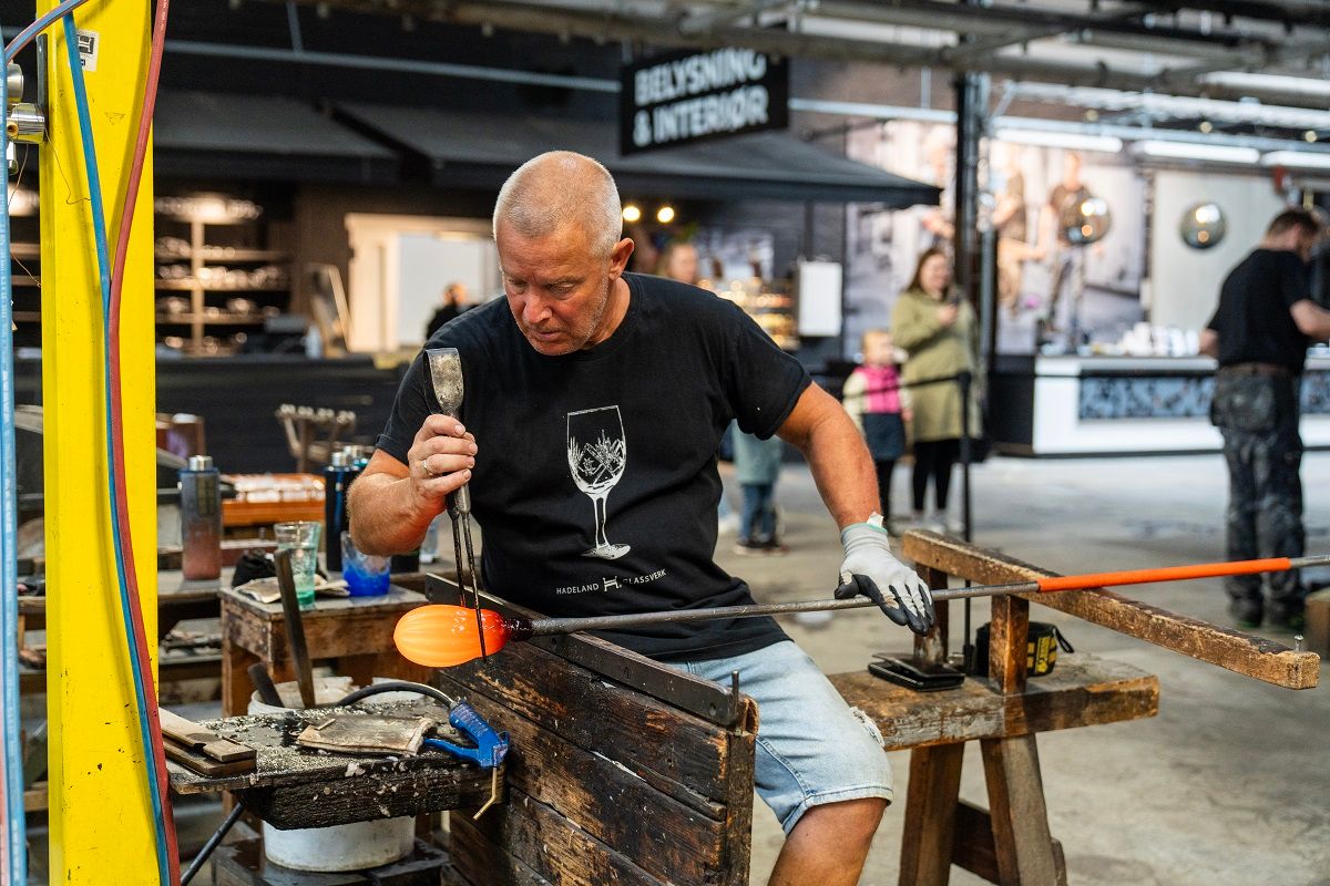 Hadeland Glassverk på Jevnaker. Glassblåser i aksjon