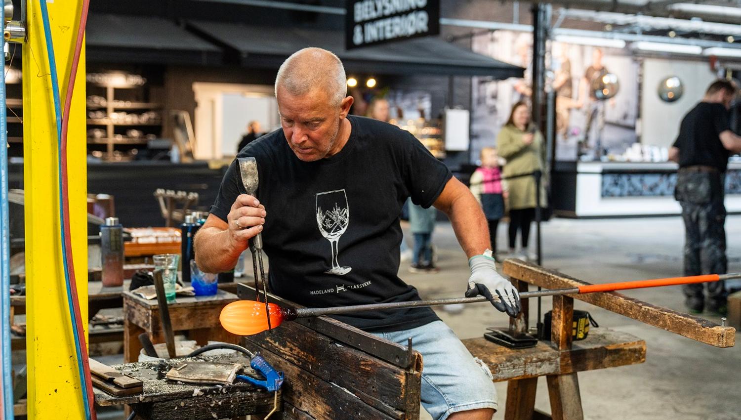 Hadeland Glassverk på Jevnaker. Glassblåser i aksjon