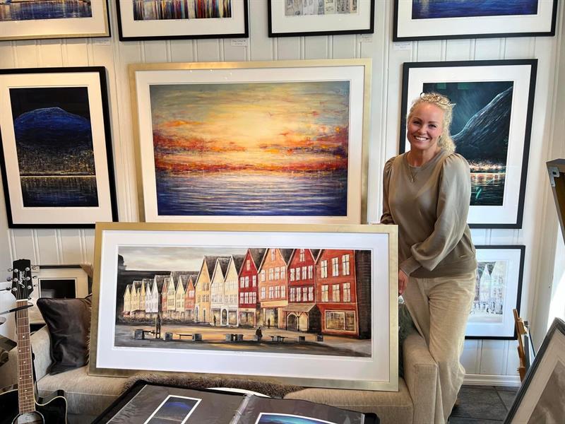 Marianne with "Bryggen X" in her gallery.