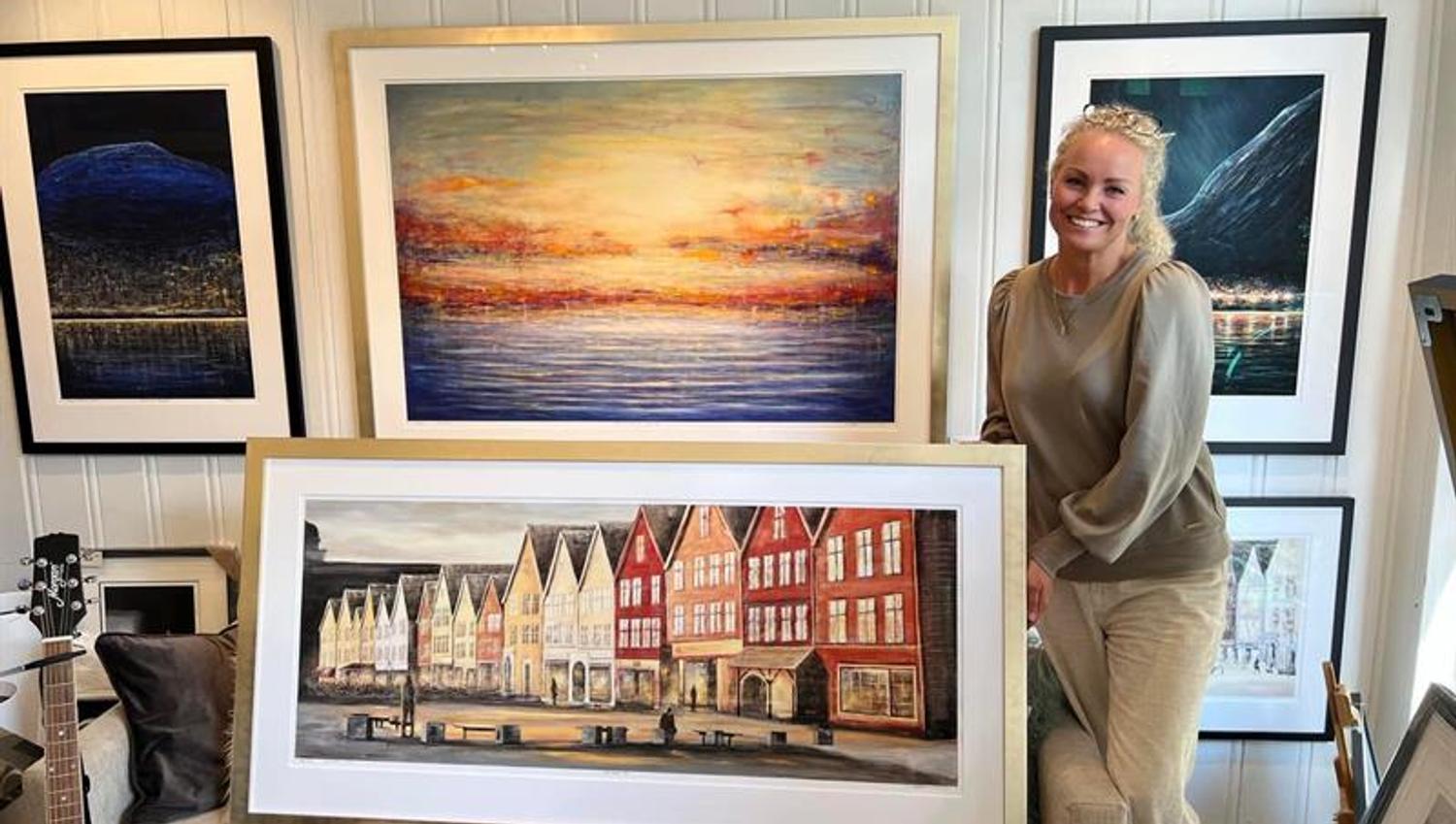 Marianne with "Bryggen X" in her gallery.