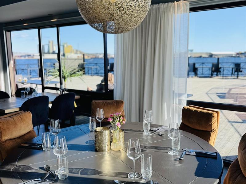 Table with seaview