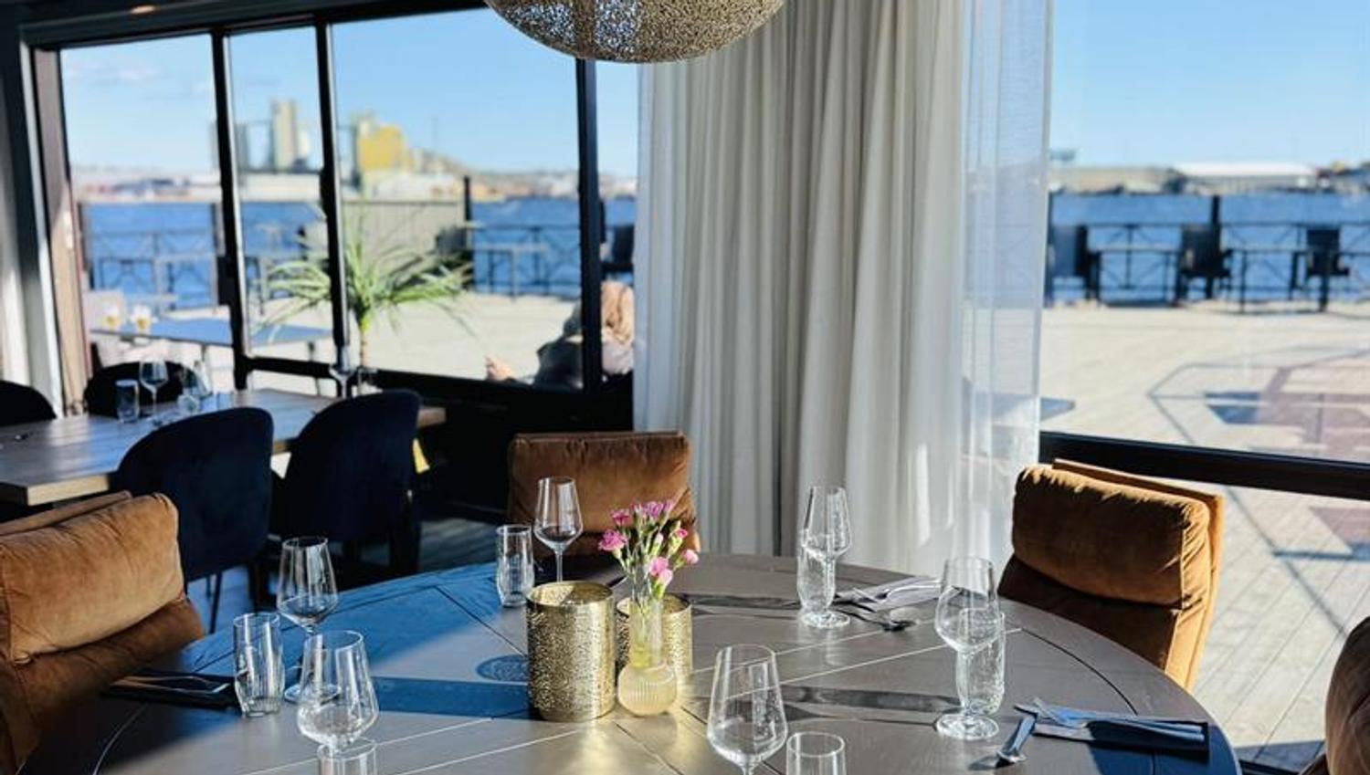 Table with seaview