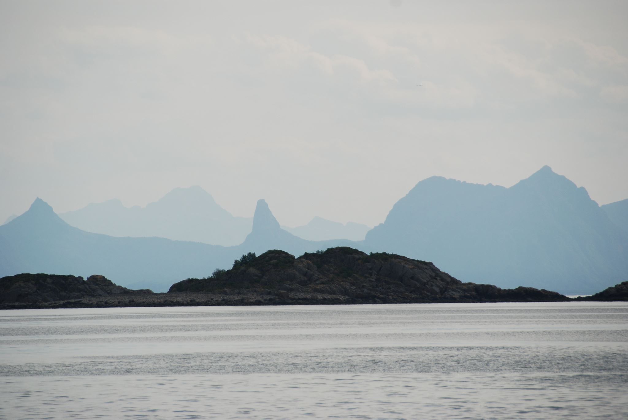 Utsikt over fjell fra havet