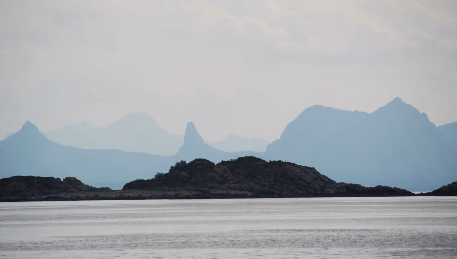 Utsikt over fjell fra havet