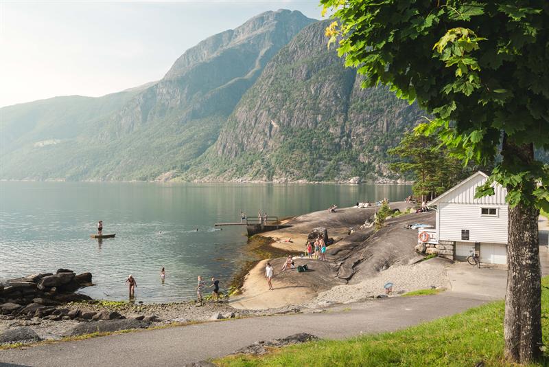 Kråkeskarvet beach filled with people on a sunny day.