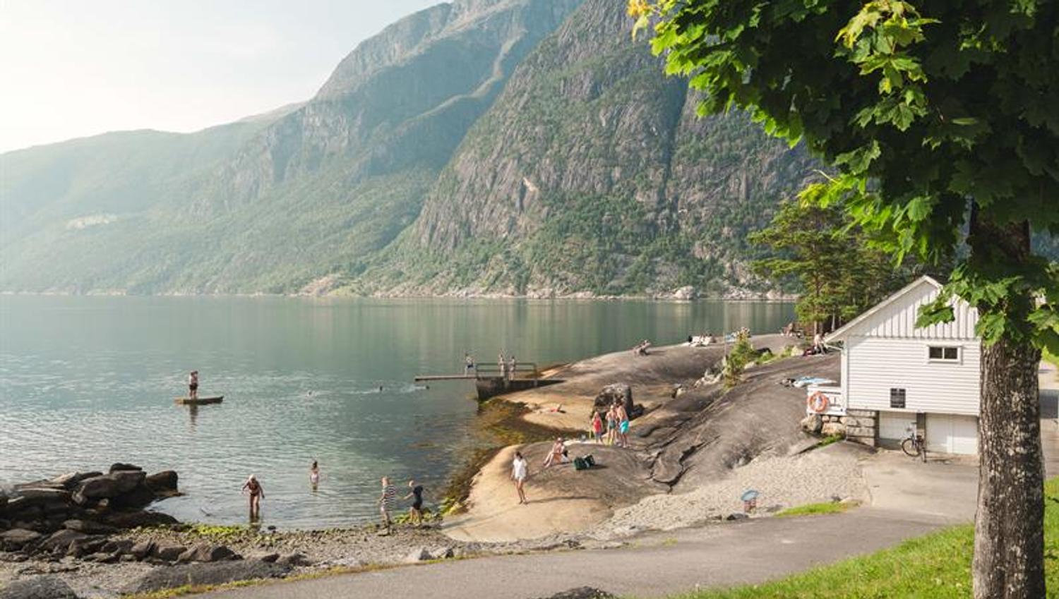 Kråkeskarvet beach filled with people on a sunny day.