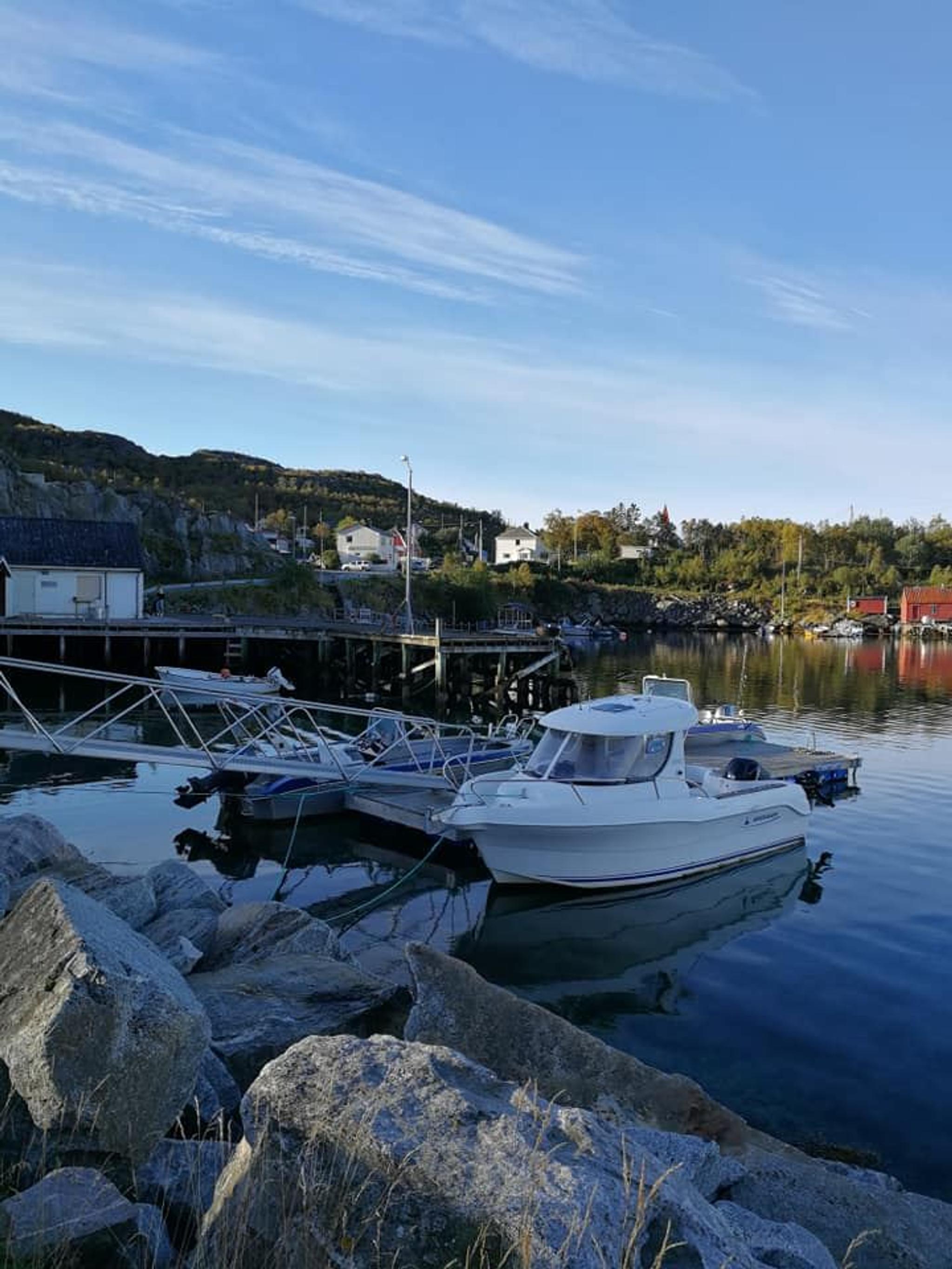 brygge med båter.