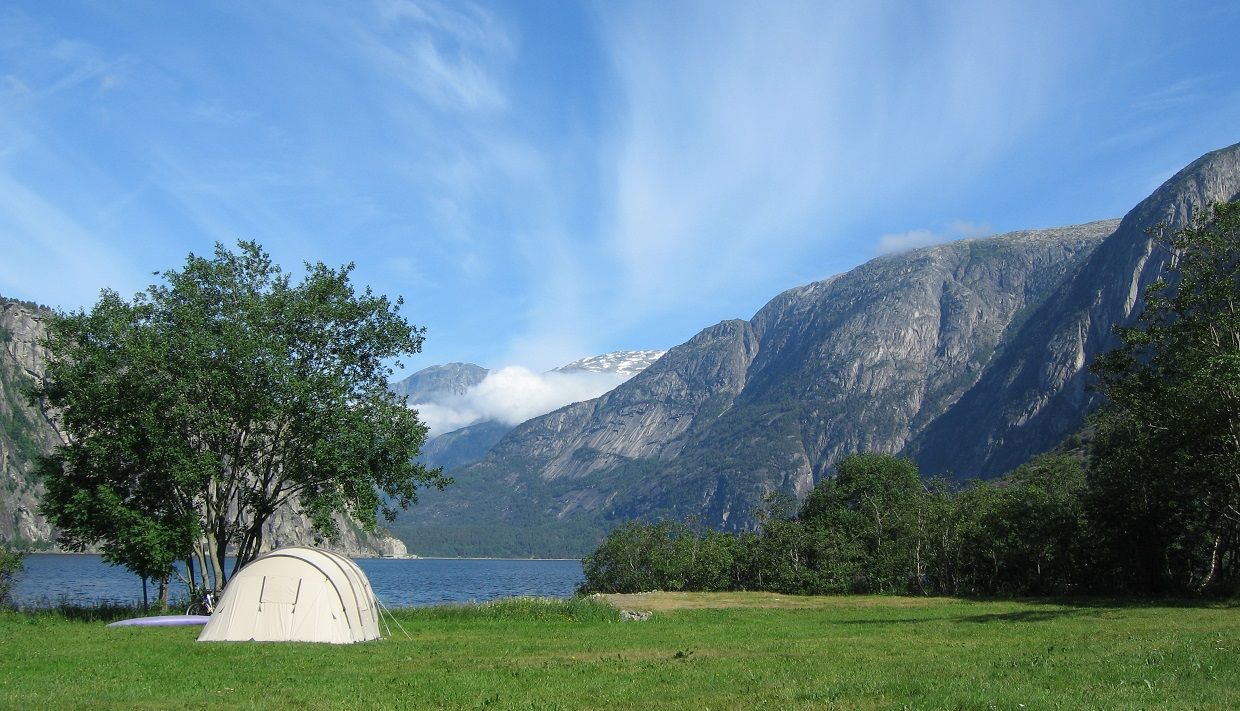 A small white tent by the Eidfjord lake.
