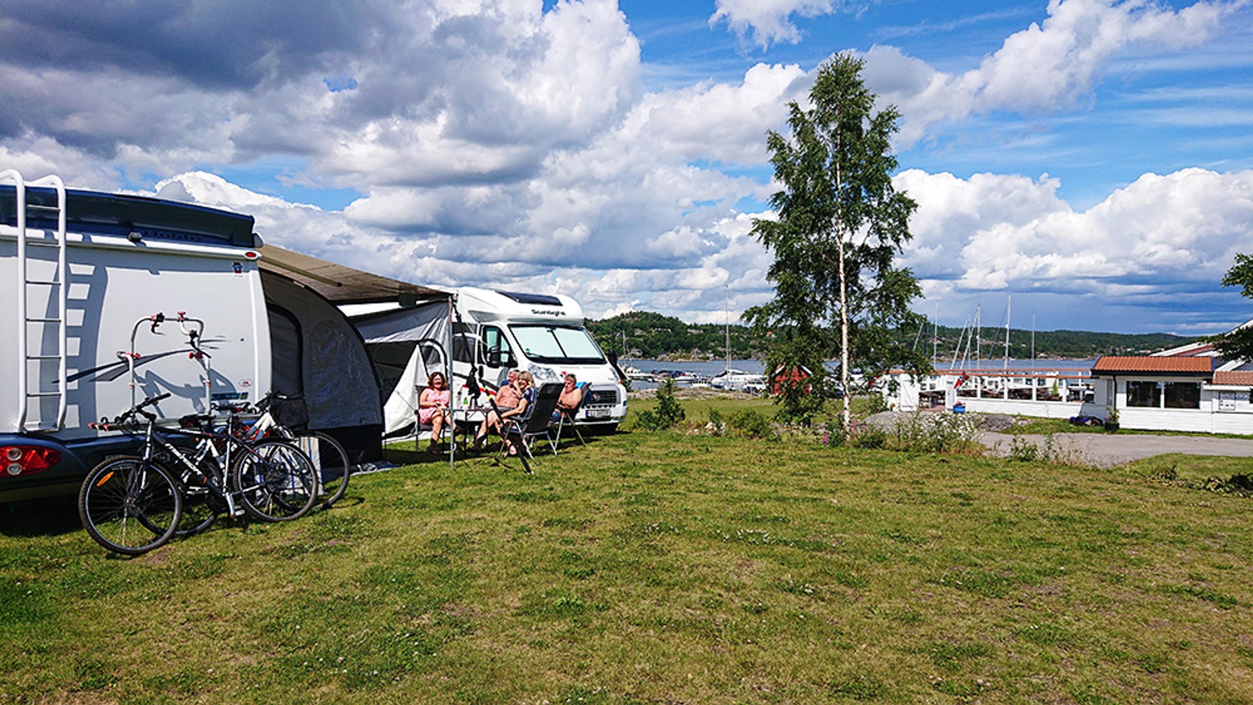 det er også en bobil camping rett ved restauranten Sjøterrassen