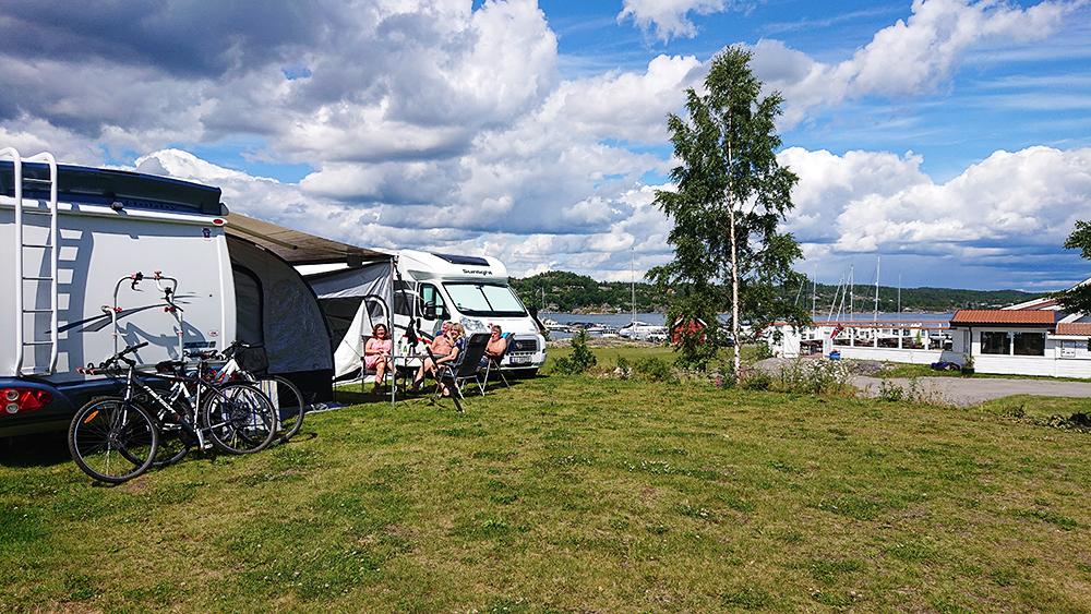 det er også en bobil camping rett ved restauranten Sjøterrassen