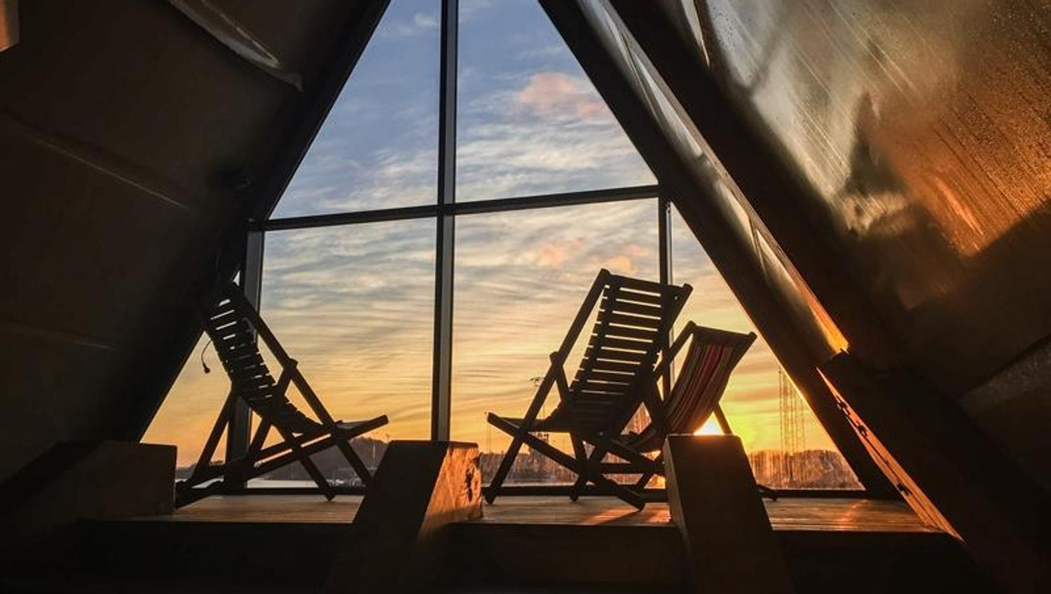 Solsenger med utsikt over Oslo i solnedgangen inne i en av saunaene