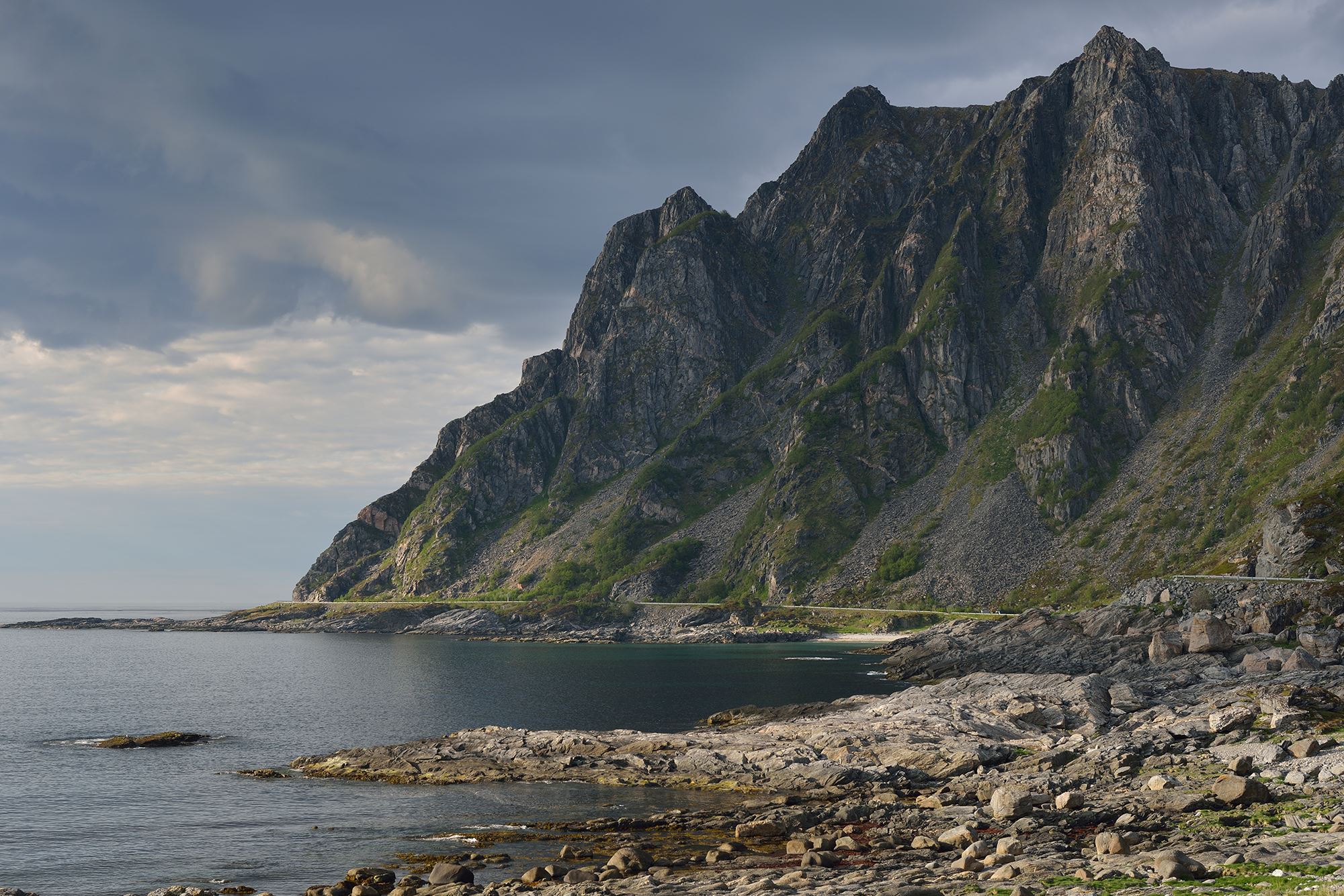Nasjonale turistveger, Nøss, Andøya inneklemt mellom havet og bratte fjellsider like nord for tettstedet Nøss på vestkysten av Andøya.