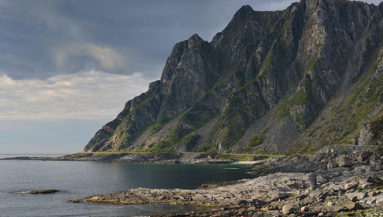 Nasjonale turistveger, Nøss, Andøya inneklemt mellom havet og bratte fjellsider like nord for tettstedet Nøss på vestkysten av Andøya.