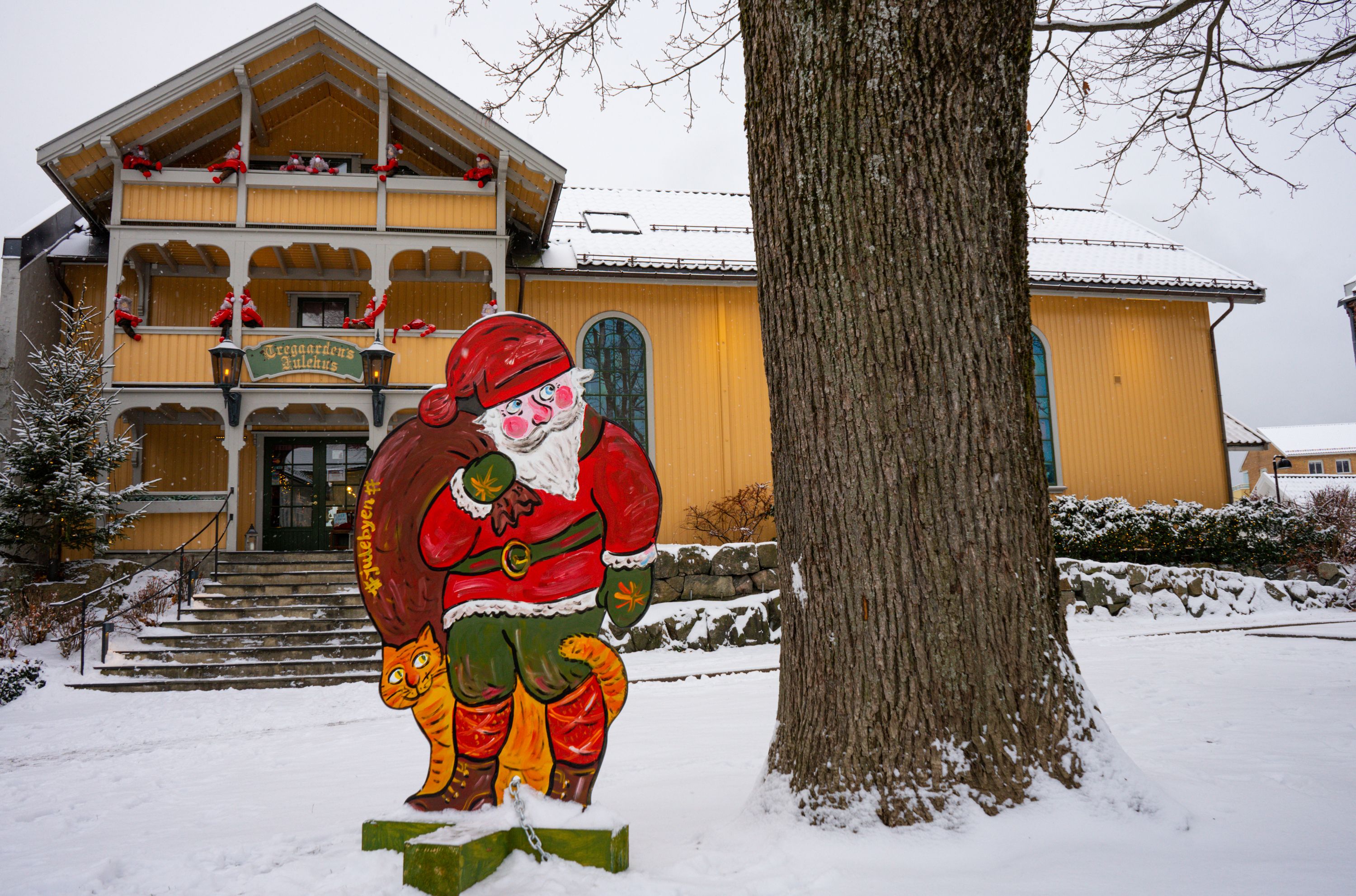 Nisse utenfor Julehuset i Drøbak