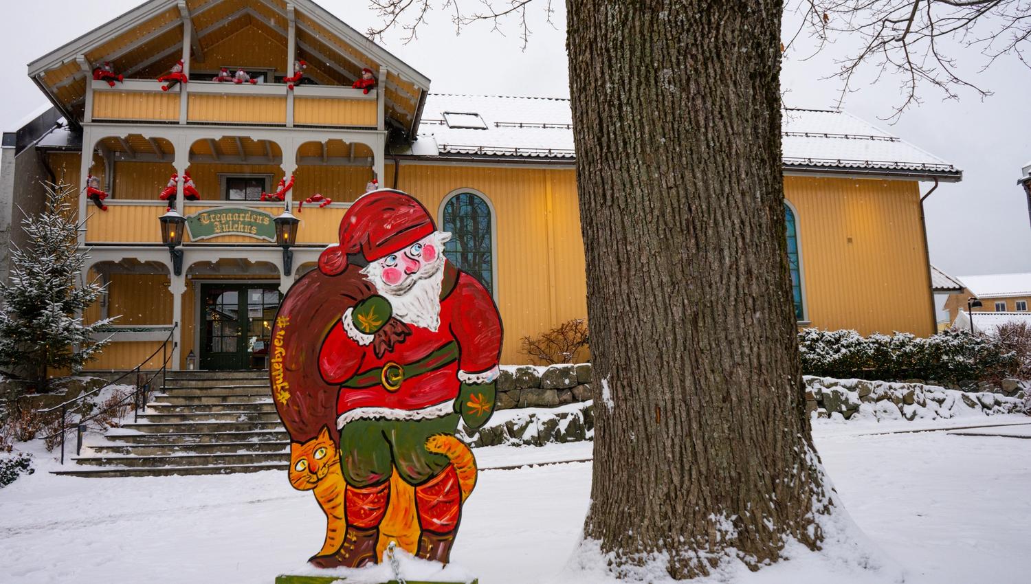 Nisse utenfor Julehuset i Drøbak